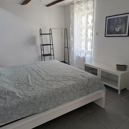 En Rez De Chaussee D'une Maison De Village